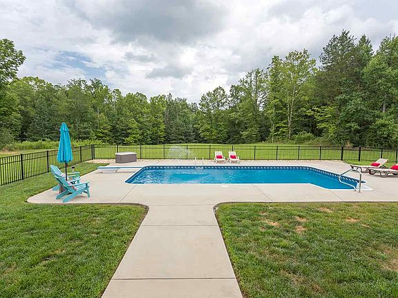 4th image of 132 Twin Creeks Dr NW