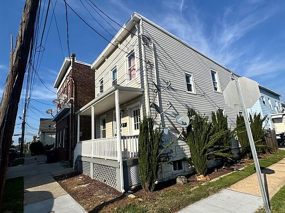 2nd image of 520 Johnstone St