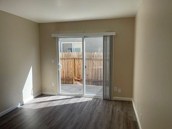3rd image of 926 Tamarack Ln #1
