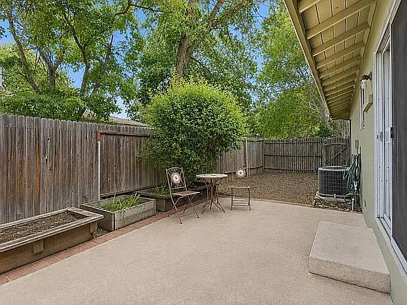 33-35 Simmons Way — Photo 15