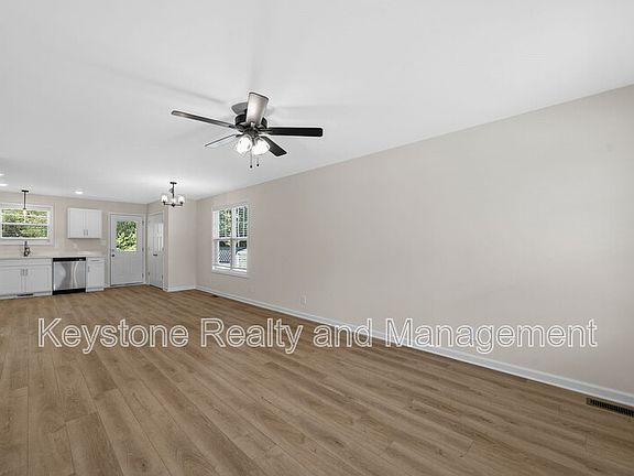 3rd image of 178 Oak St