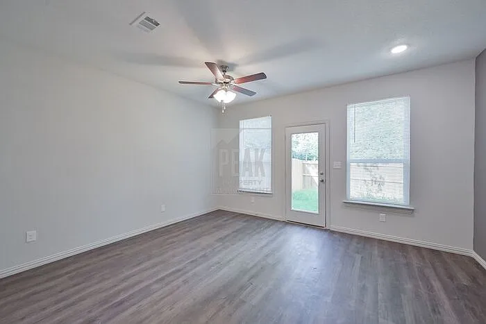1616 Ash Crescent St — Photo 20