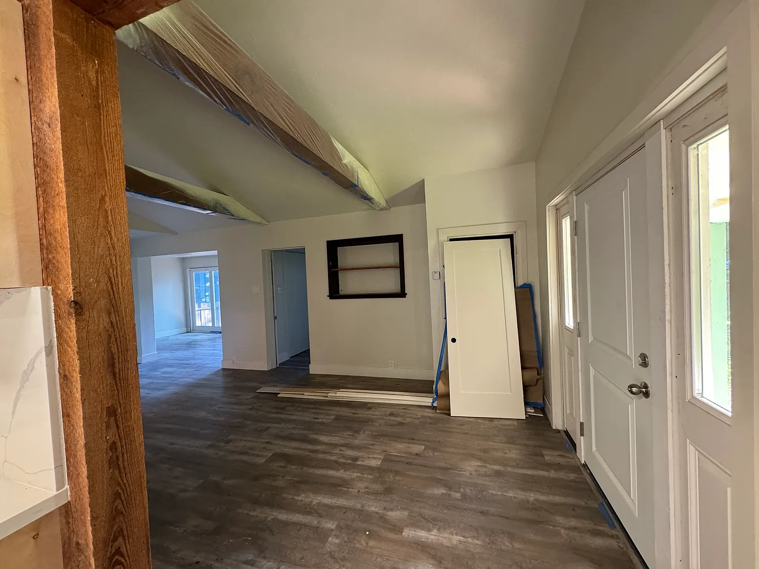 3 bed, 900 sqft, $3,300 — Photo 3