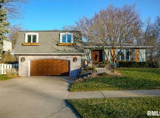 6924 N Fox Point Dr, Peoria, IL 61614