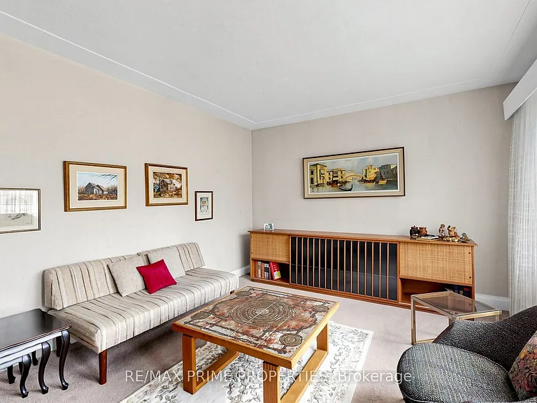 33 Irvington Cres — Photo 4