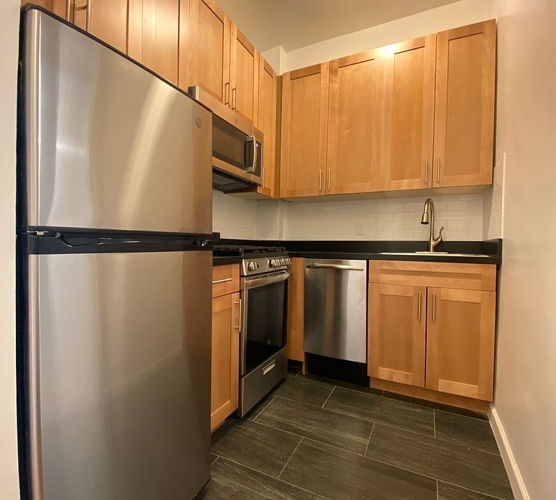 2nd image of 207 E 89th St #B10
