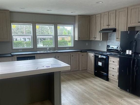 3rd image of 49 Charlotte Dr W