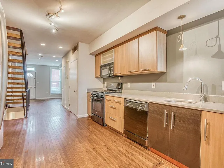 2227 Jefferson St — Photo 4