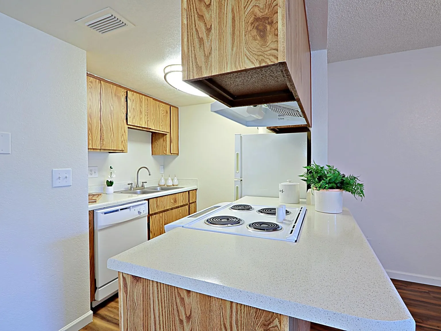 1223 S Dorsey Ln — Photo 4