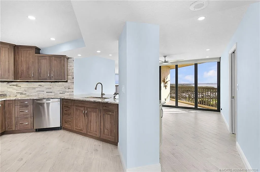 2 bed, 2.0 bath, 1550 sqft, $4,000 — Photo 3