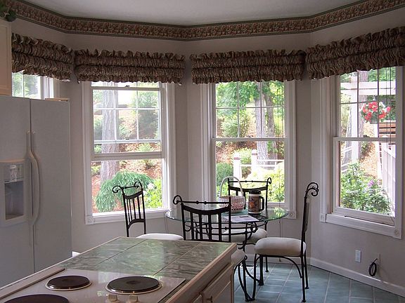 Breakfast nook w/ view of pond