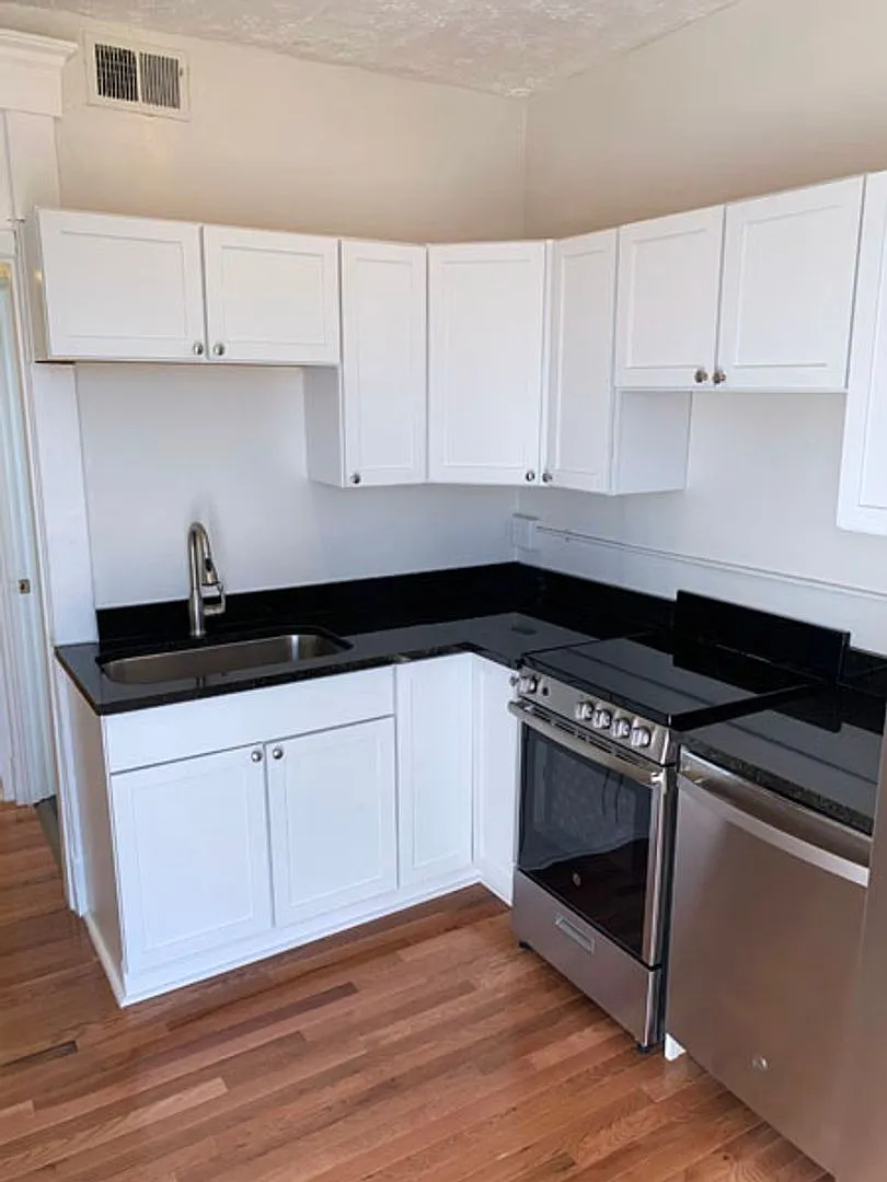 3 bed, 1.0 bath, $1,395 — Photo 2