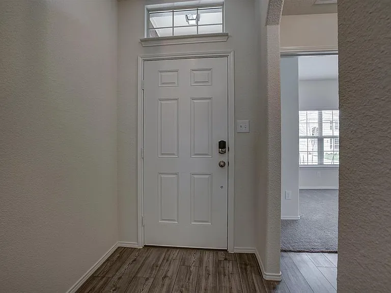 454 Stuart Ln — Photo 3