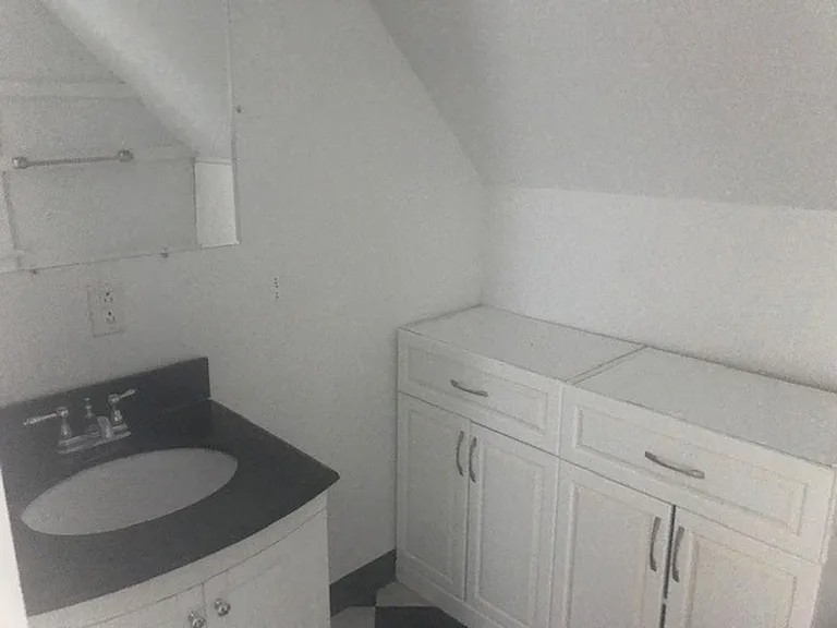 702 E Green St — Photo 2
