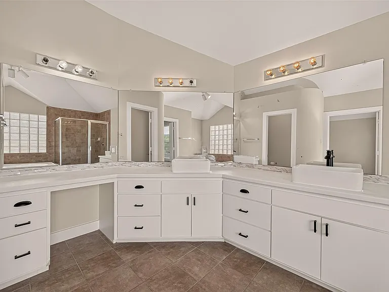 733 W 22nd St #D — Photo 29