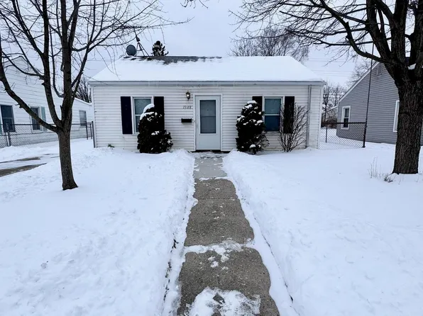 19188 Roscommon St, Harper Woods, MI 48225