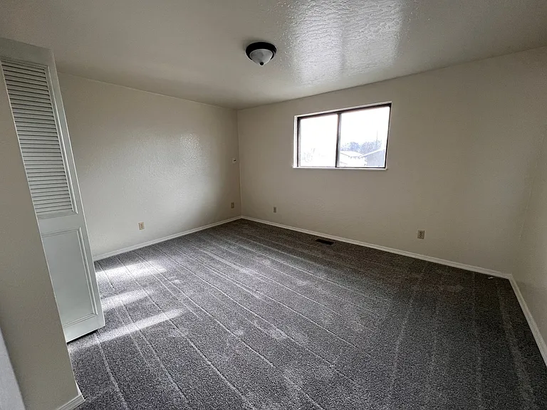 317 S 40th Pl #B — Photo 3