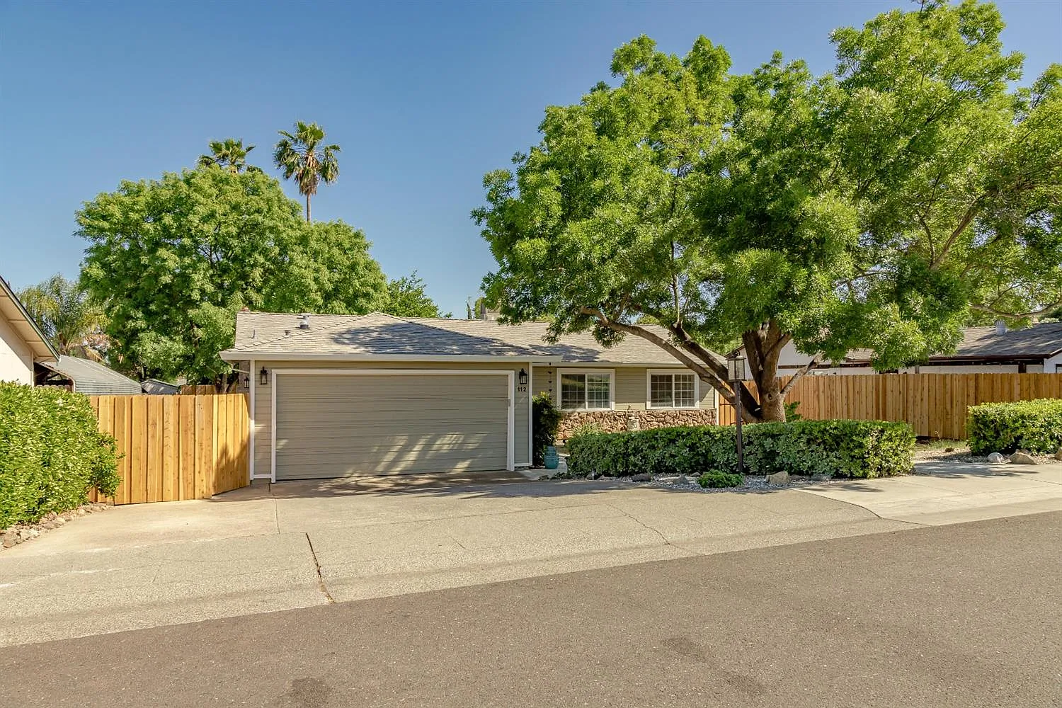 112 Alezane Dr photo 1