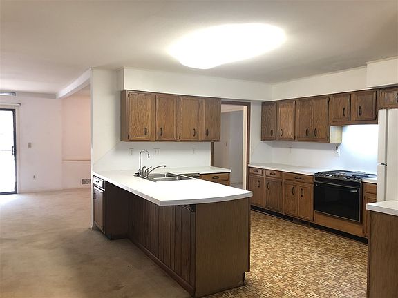 5th image of 220 W 9th St