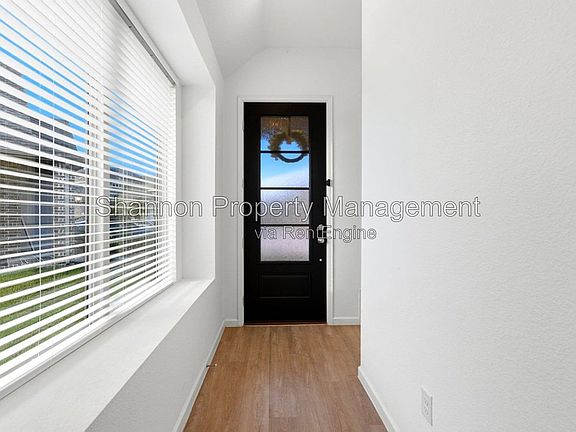 3rd image of 3057 Pensacola Dr