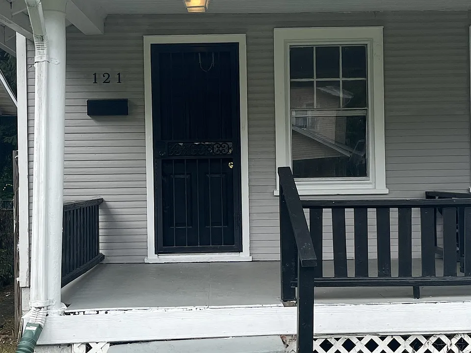 121-123 Huron Ave #121