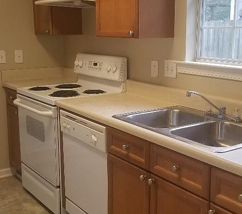 4th image of 384 Camden Cove Cir