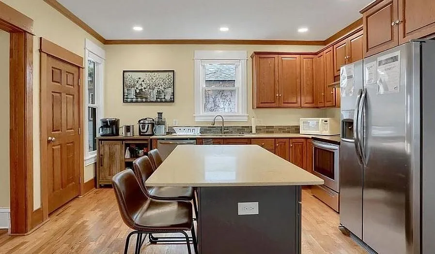 6 bed, 2.5 bath, 3053 sqft, $6,300 — Photo 2