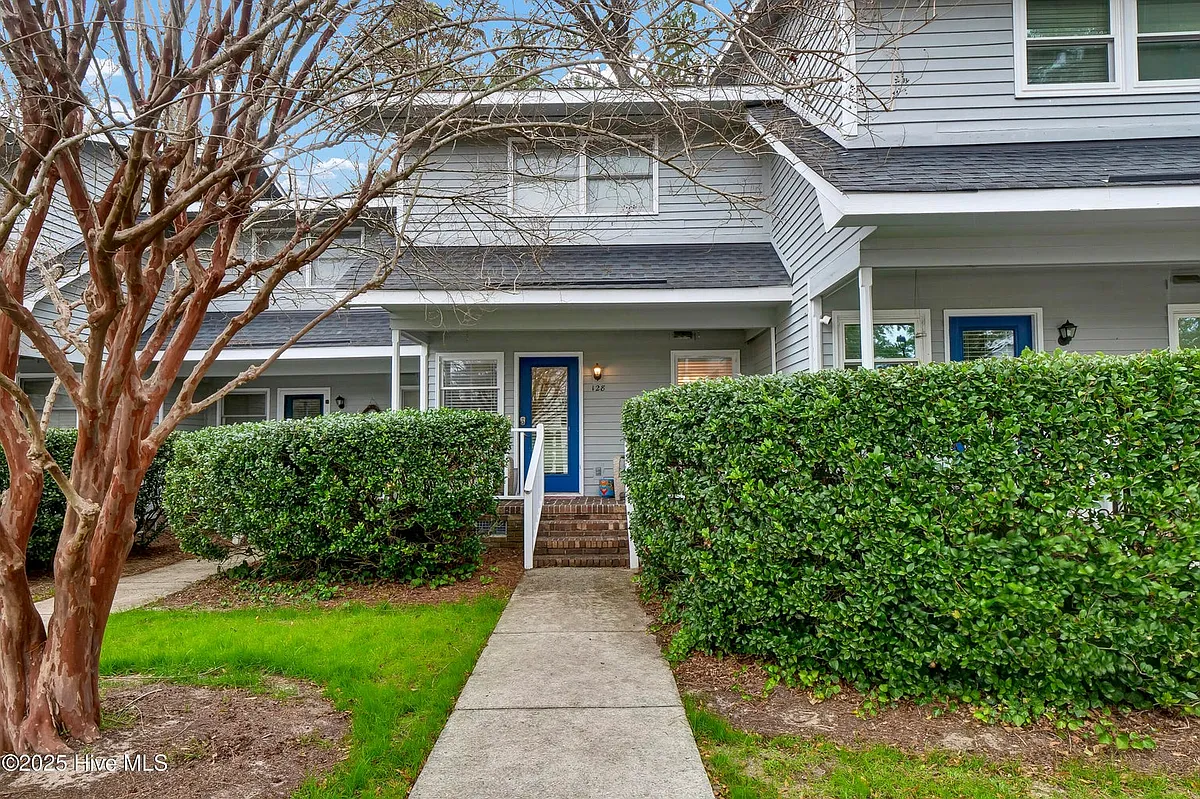 Building Photo - 2029 Eastwood Rd #128