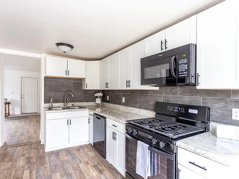 113 Laurel St — Photo 16