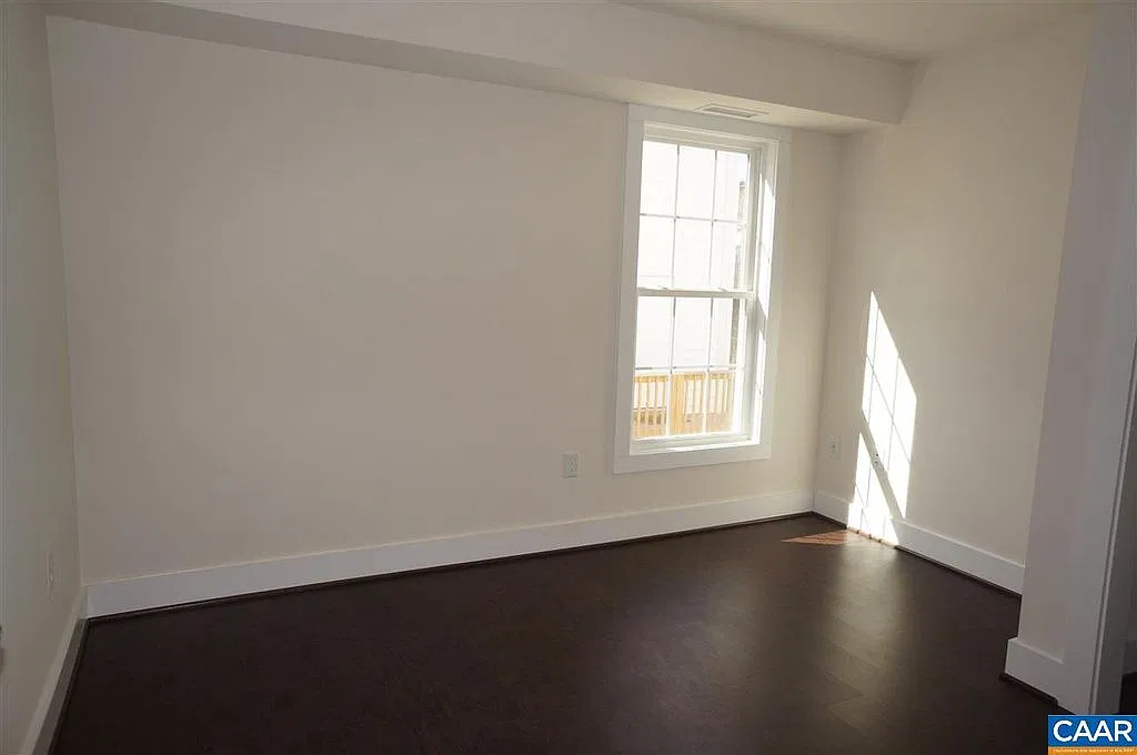 105 Lewis St — Photo 1