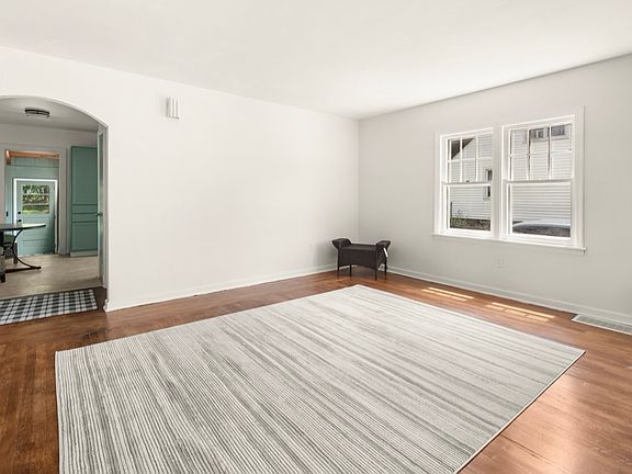5th image of 259 Jackson St
