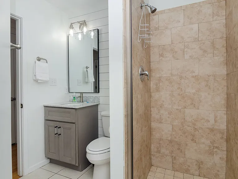 9 E Henderson St #A — Photo 14