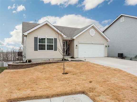 2nd image of 305 Magoffin Trails Ct