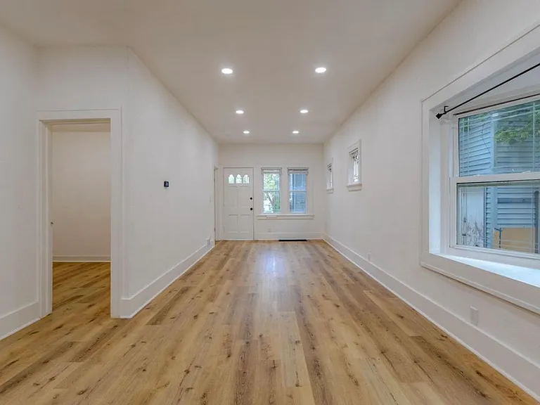 1028 E Potter Ave — Photo 7