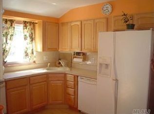 12 Ledgewood Dr, Smithtown, NY 11787