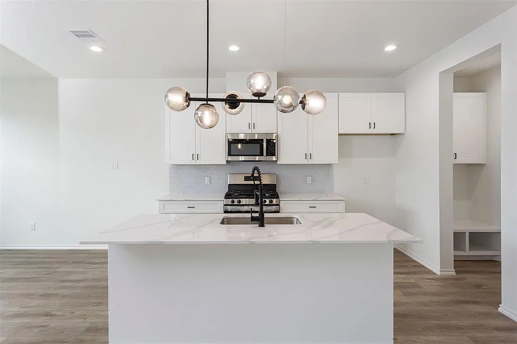 3 bed, 2.5 bath, 1672 sqft, $2,199 — Photo 3