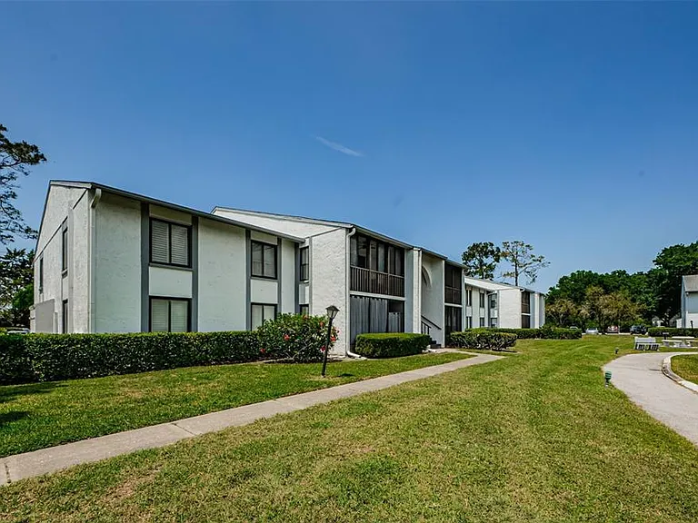 1151 Pine Ridge Cir W #F1 — Photo 3