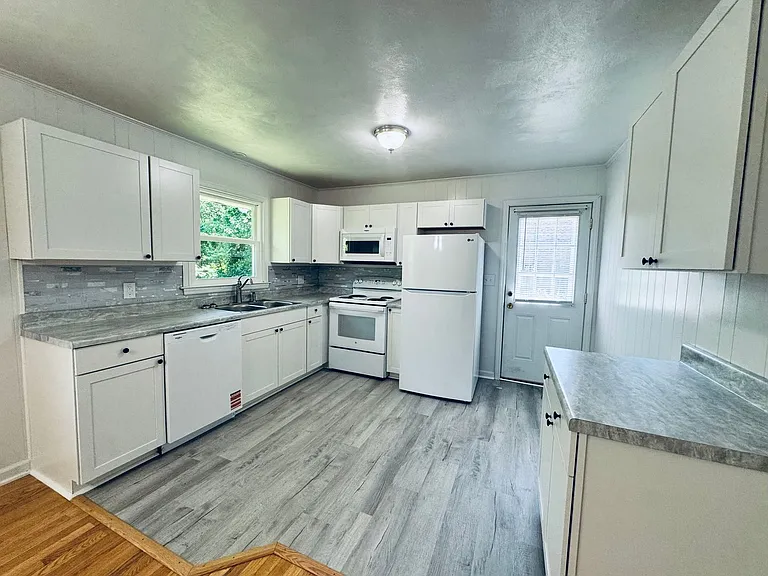 1027 Woodhaven Dr — Photo 3