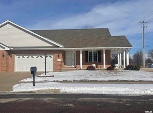 3703 W Eagle Point Dr, Peoria, IL 61615