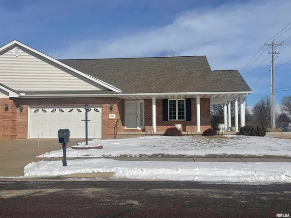 3703 W Eagle Point Dr, Peoria, IL 61615