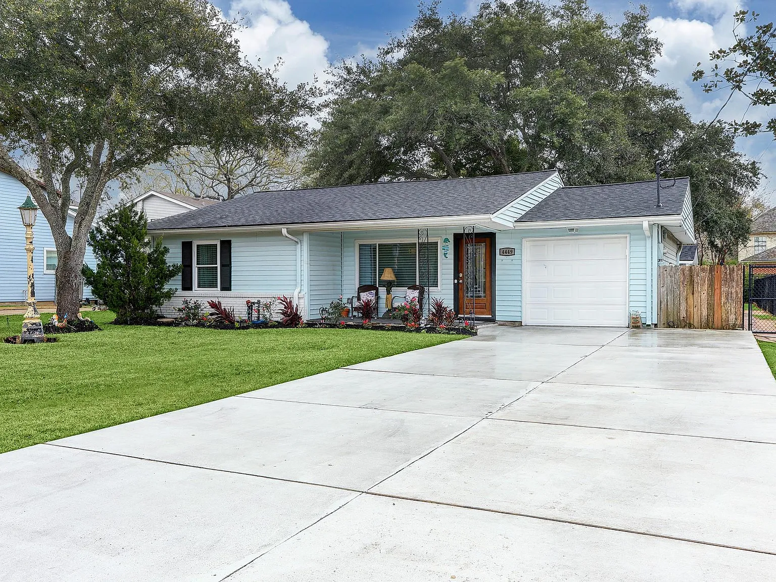 3 bed, 1.0 bath, 1246 sqft, $2,200 — Photo 1