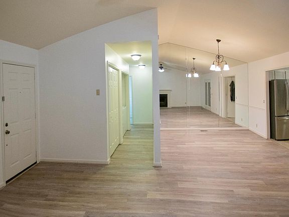 5th image of 400 Sunvalley W
