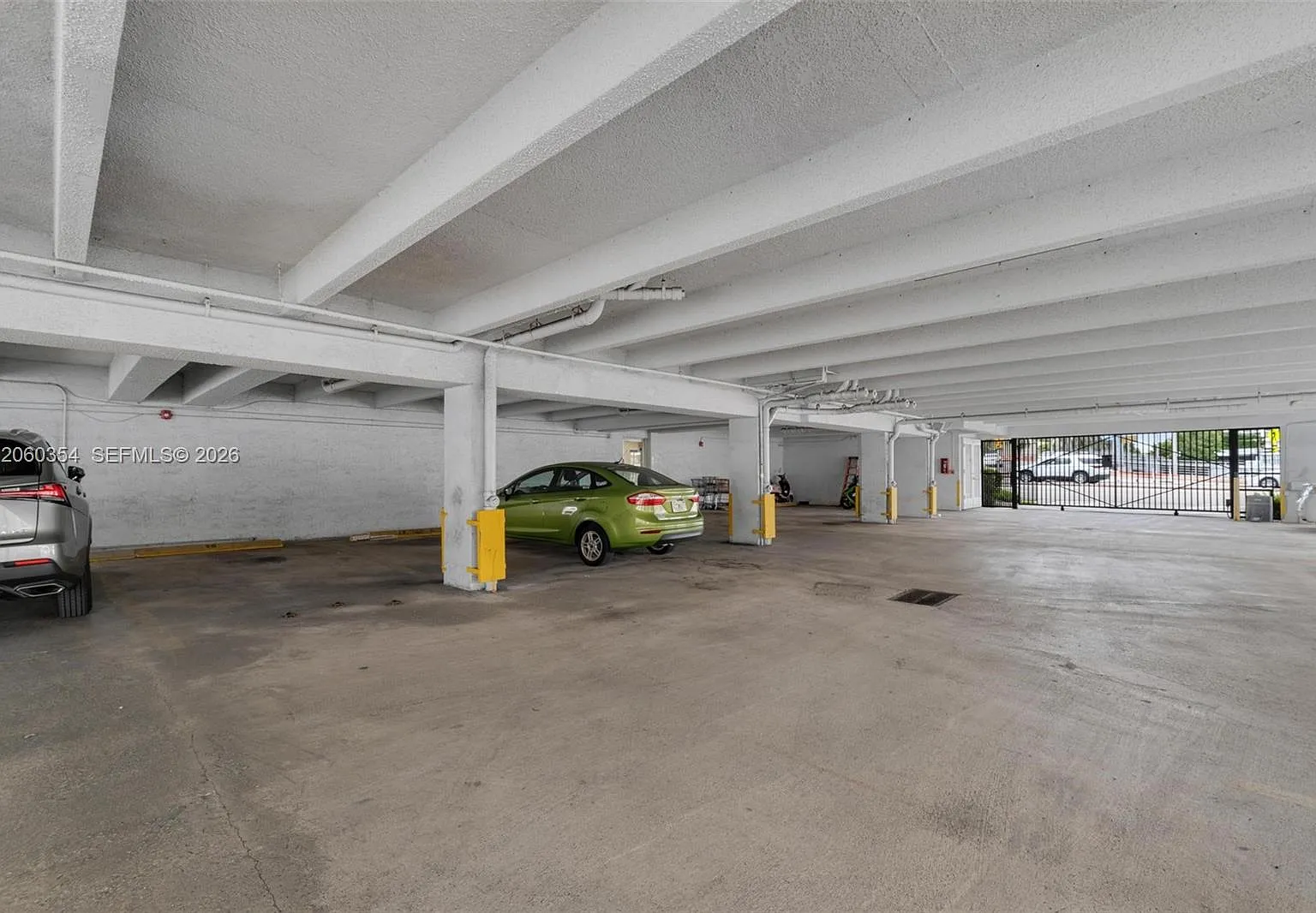 Beach Plaza Condo — Photo 4