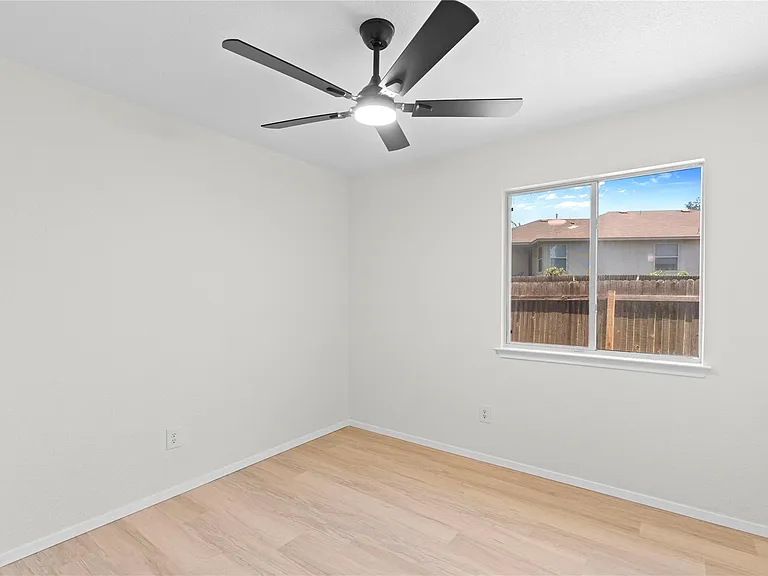 406 Covent Dr — Photo 15