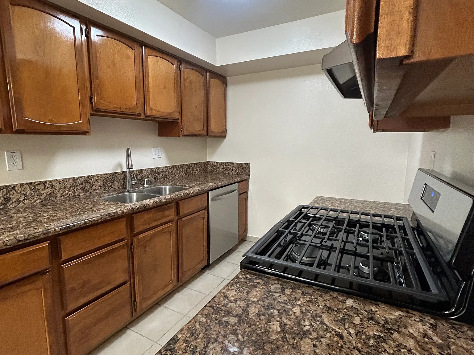 2 bed, 1050 sqft, $2,695 — Photo 4