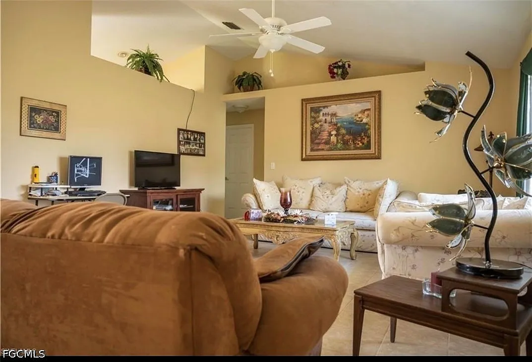 3 bed, 2.0 bath, 1453 sqft, $1,900 — Photo 3