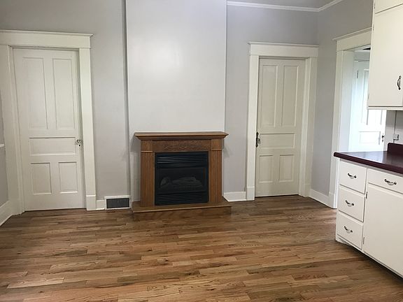 Gas fire place in kitchen 