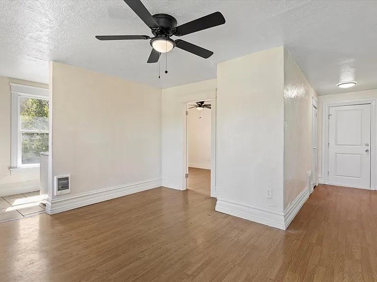 685 27th St — Photo 2