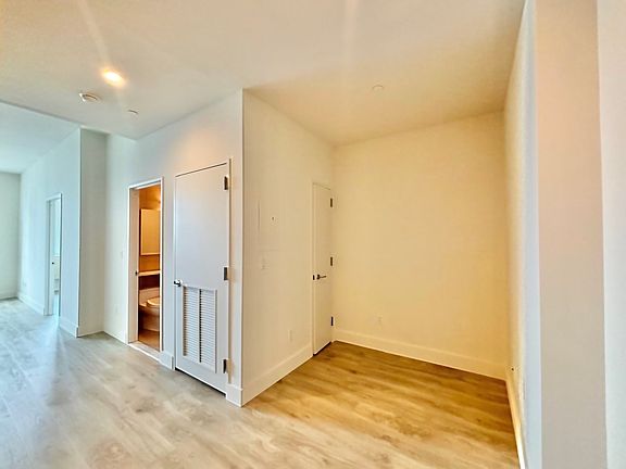 4th image of 229 W 60th St APT 12O