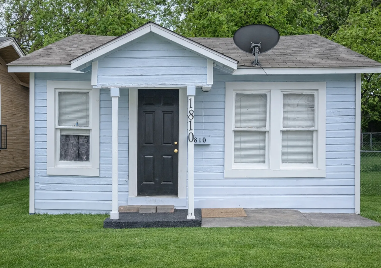 2BR/1BA Ideal Home Near Downtown — Photo 2
